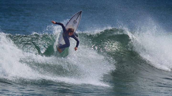 Rumbo a Perú: la tapiega Kenia López logra su pase al Mundial Junior de Surf 2025