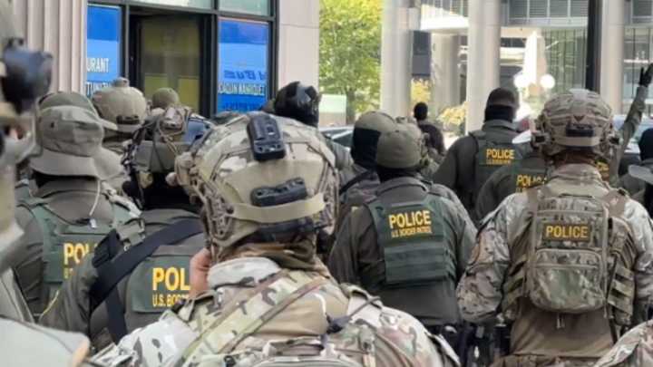Estados Unidos alerta que carteles mexicanos y grupos de izquierda radical ofrecen recompensas por agentes migratorios en Chicago
