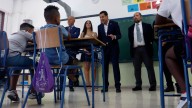 Juanma Moreno llevará a Europa su propuesta de prohibir los móviles a los menores acosadores