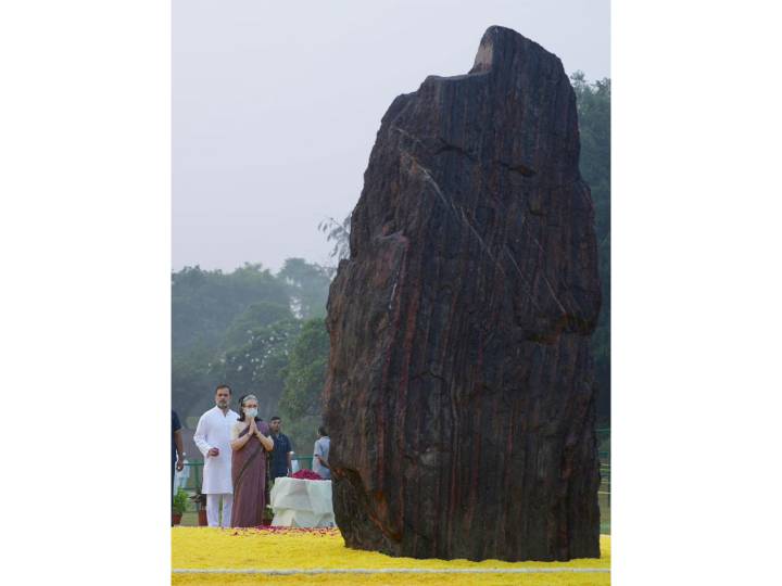 Rahul Gandhi, Sonia Gandhi pays tribute to Indira Gandhi