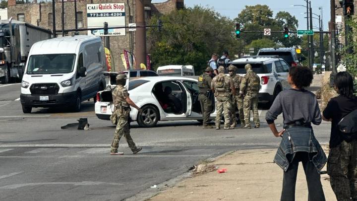Police: federal authorities briefly detain person following East Garfield Park car accident