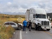 Choque frontal deja tres heridos y cuantiosos daños en la vía Chihuahua
