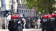 Un centenar de encapuchados ataca a la Ertzaintza en una contramanifestación a la Falange Española el 12