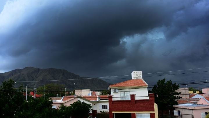 Emiten alerta meteorológica por tormentas fuertes en el sur y centro de la provincia