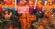 ¿Los tienes en tu ofrenda? El significado de los colores de papel picado en el altar de Día de Muertos