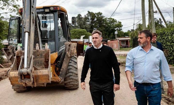 Achával recorrió obras urbanas que mejoran la localidad de Manuel Alberti