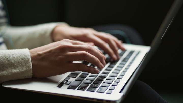 Proponen Ley "Antistickers", Daría Cárcel por Hacer Memes y Videos con IA que Ridiculicen