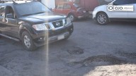 Crece el problema de baches en la calle Naranjas; Municipio anuncia llegada de más asfalto