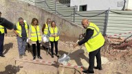 El alcalde Martínez coge la pala para poner la primera piedra del casal de barrio de Génova