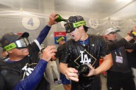 Dodgers avanzan a Serie de Campeonato tras vencer a Filis con error costoso de Kerkering en la 11ª