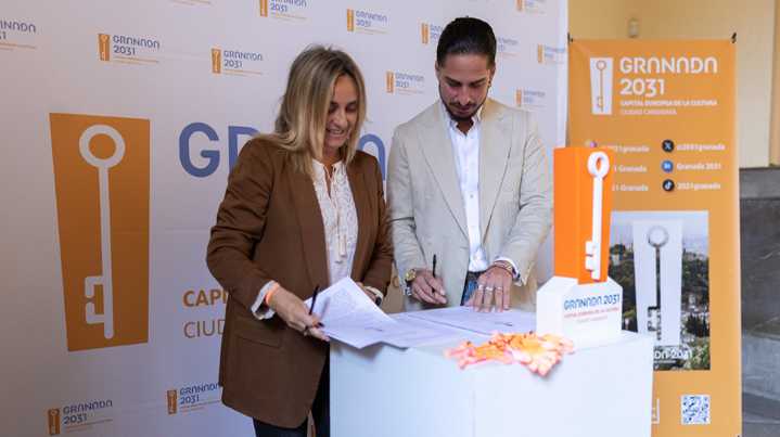 Kiki Morente firma su adhesión a la candidatura de Granada como Capital Europea 2031