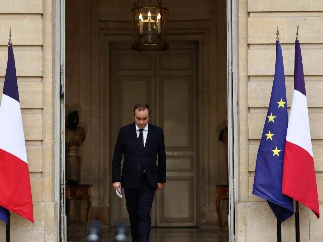 El nuevo primer ministro francés dimite pocas horas después de su nombramiento, profundizando la crisis política