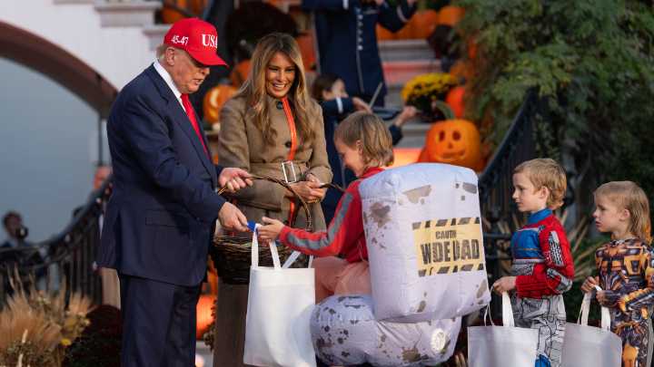 Donald y Melania Trump entregaron dulces a decenas de niños en la Casa Blanca