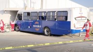 Choque de un camión de transporte de personal y un auto deja una mujer muerta y 26 lesionados