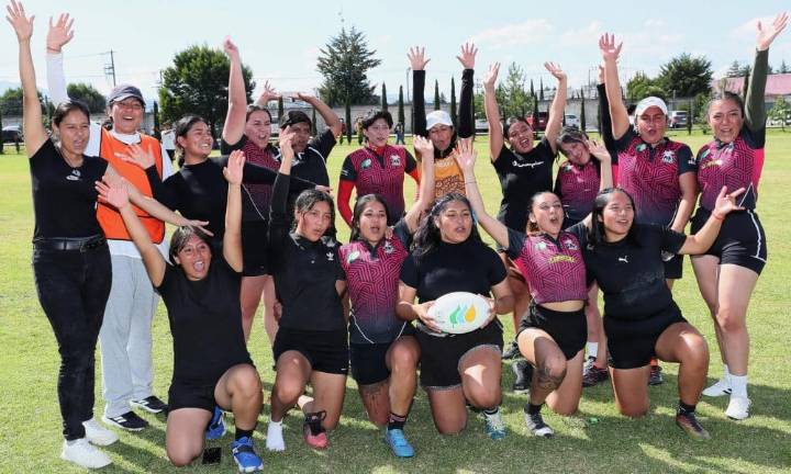 Estudiantes rompen estereotipos de género y “transforman su mente” con el rugby femenino
