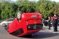 Salió caminando: así fue el choque y vuelco de un auto en pleno Palermo