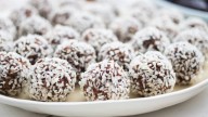 Trufas de coco y dulce: con 4 ingredientes, resolvé el postre del finde y preparate para los aplausos