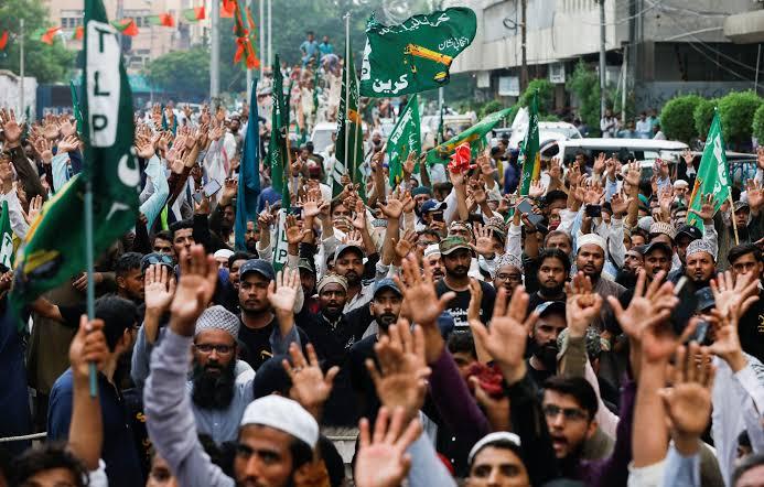 Pakistan Suspends Mobile and Internet Services Ahead of Tehreek