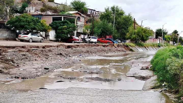 Reporta Protección Civil carros varados y calles inundadas durante las recientes lluvias en Juárez