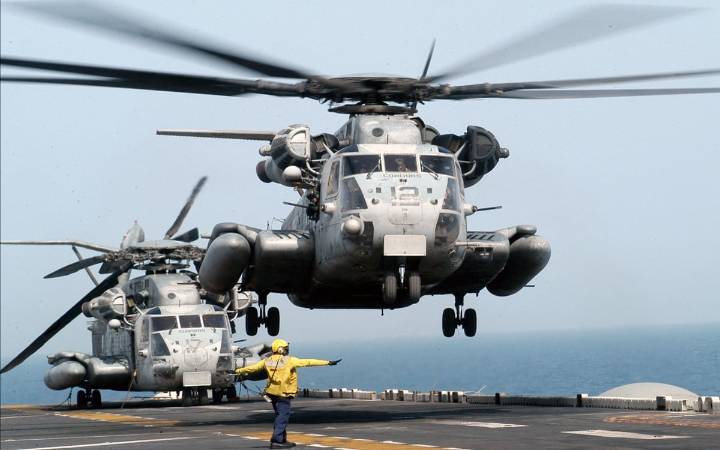 Avión de combate y helicóptero de la Armada de EU se estrellan en el mar de China en incidentes separados