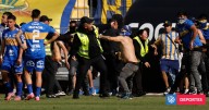 Barra de Everton invadió cancha del Sausalito y obligó a suspender goleada propinada por Católica