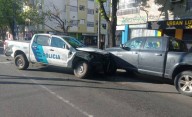 Un patrullero perdió el control en plena persecución por el Centro y chocó contra una pickup