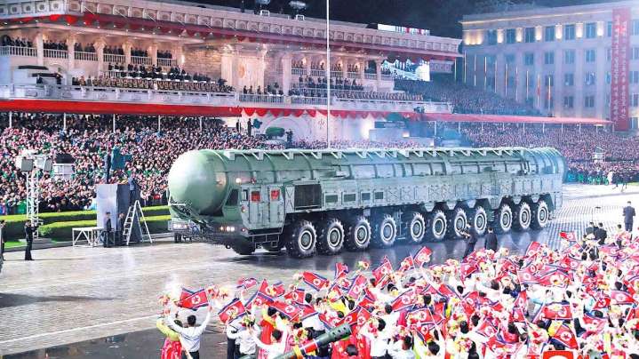 Corea del Norte exhibe un nuevo y poderoso misil junto a dirigentes de Rusia y China