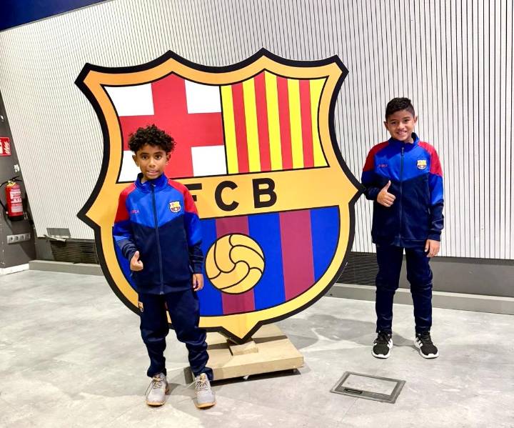 Dos jóvenes promesas del fútbol bolivarense en campamento del Barcelona en España