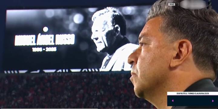 El conmovedor homenaje a Miguel Russo en el Monumental: el respetuoso aplauso durante el minuto de silencio de los hinchas de River