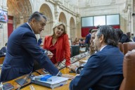 El Gobierno andaluz se refugia en anuncios sobre los cribados frente a las críticas unánimes de la oposición
