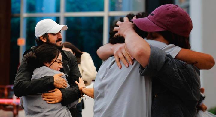 Vuelven a casa los 6 mexicanos detenidos por Israel en Flotilla Global Sumud; los reciben familiares en CDMX