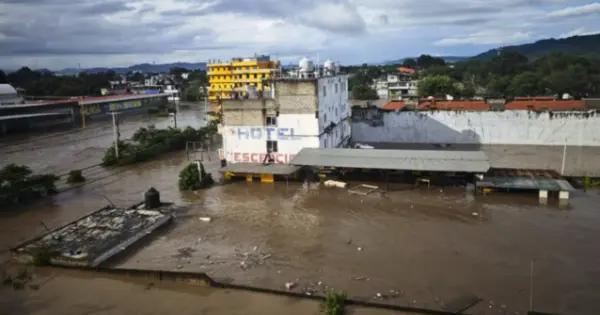 Cinco muertos y más de 16 mil viviendas dañadas por inundaciones en Veracruz