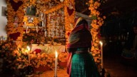 La Isla de Janitzio en Michoacán es el mejor lugar para visitar un cementerio iluminado el Día de Muertos 2025