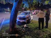 Conductor alcoholizado estrella su auto contra un árbol en la avenida Insurgentes de Chetumal