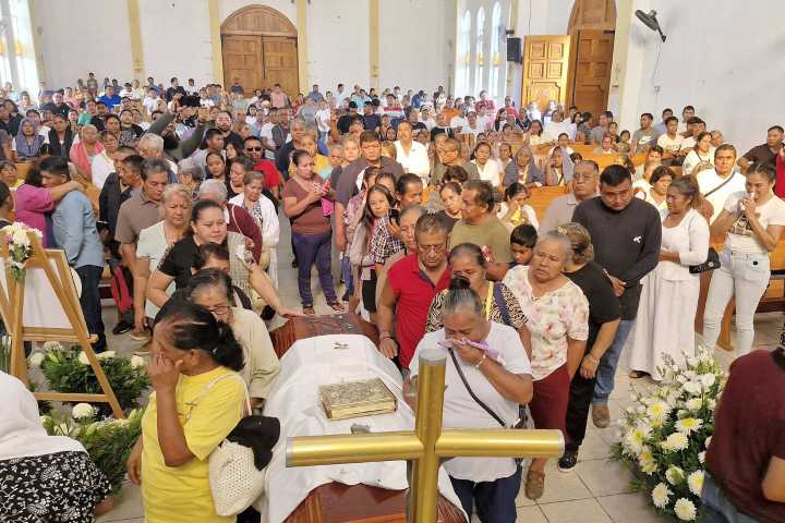 Duelo y sorpresa en la despedida del sacerdote asesinado en el sur de México