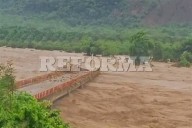 Arrasan inundaciones con casas y puentes en Huautla, Hidalgo
