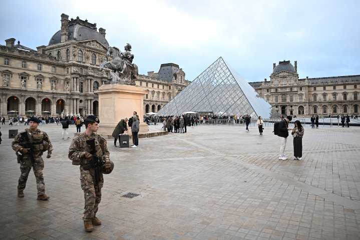 French offical says security lapse permitted daylight jewel heist: ‘We have failed’