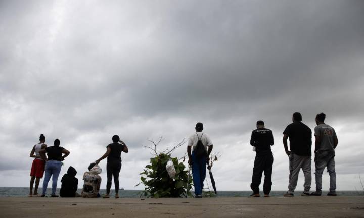 México pide a nacionales en Jamaica mantenerse alerta ante el avance del huracán Melissa