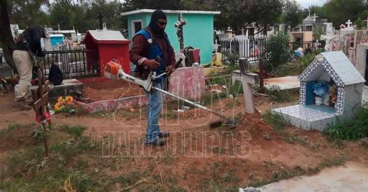 Limpian panteones en Reynosa para el D?a de Muertos