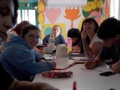 La arquitecta rosarina que fundó Orillas, una asociación que derriba fronteras con educación
