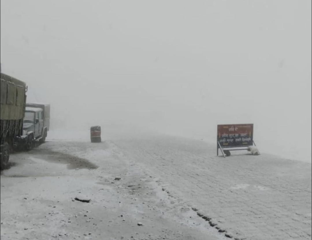 Kashmir’s Upper Areas receives fresh Snowfall