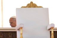 Pope meets with Chicago union leaders, urges migrant welcome as crackdown underway in hometown