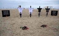 Cruces en la arena: el homenaje que silenció la playa más famosa de Río de Janeiro