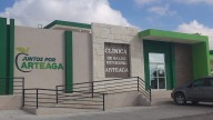Luis, interno de anexo, muere al exterior de clínica de salud municipal de Arteaga