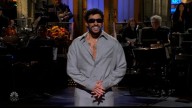 Bad Bunny se burla en "SNL" de las críticas a su presentación en el medio tiempo del Super Bowl
