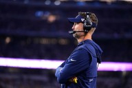 Aficionados de los Cowboys llaman cobarde a Brian Schottenheimer por una "insólita" decisión contra los Broncos