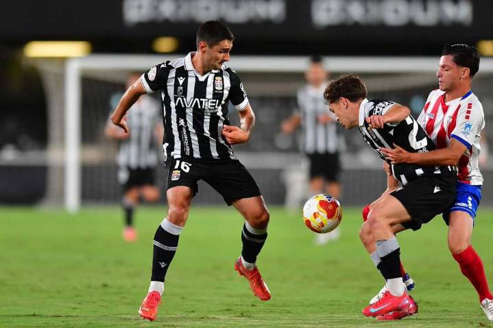 Un gol en propia puerta y la falta de acierto condenan al Algeciras en Cartagonova