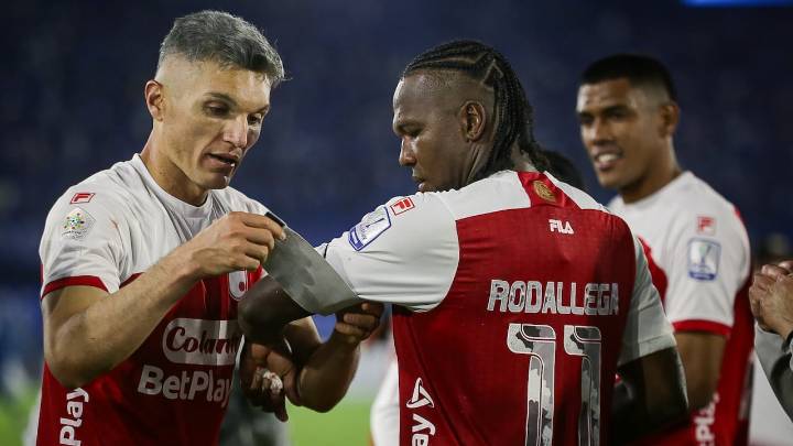 Golazo de chilena de Rodallega revive a Santa Fe ante Junior en Barranquilla