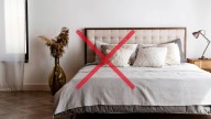 Adiós al respaldo de cama tradicional: la nueva tendencia que transforma tu dormitorio y optimiza el espacio