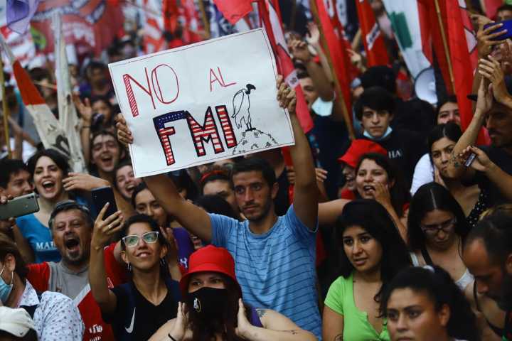 Fuera el FMI y EE.UU.: por qué desconocer la deuda externa es una medida elemental ante la crisis